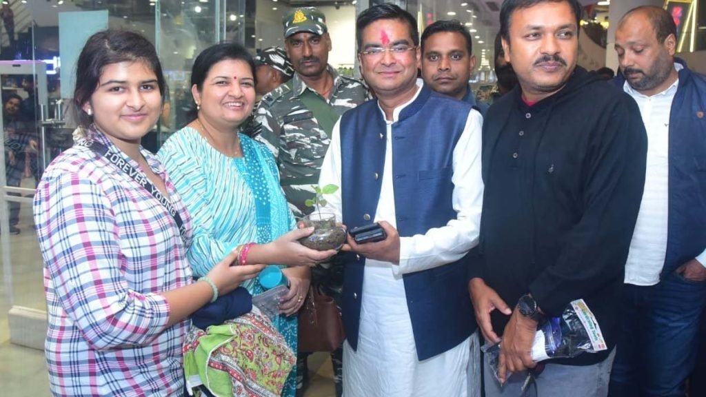 अटल जयंती पर सूर्या टीआई मॉल में बांटे गए 10 हजार तुलसी के पौधे, विधायक रिकेश ने मॉल प्रबंधन के प्रयास को सराहा