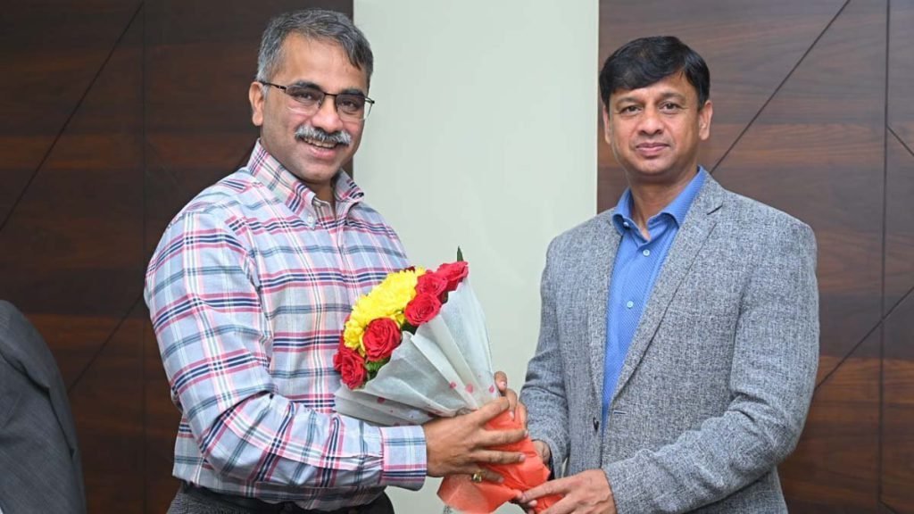 मयंक श्रीवास्तव ने ग्रहण किया जनसंपर्क आयुक्त का पदभार, आईपीएस दीपांशु काबरा ने दी बधाई