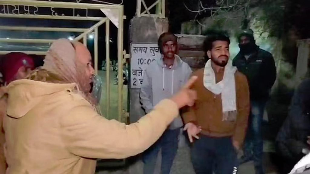 अव्यवस्था: ठंड में रातभर जागना किसानों की मजबूरी, धान बेचने के लिए हर दिन लगती है टोकन के लिए लंबी लाइन